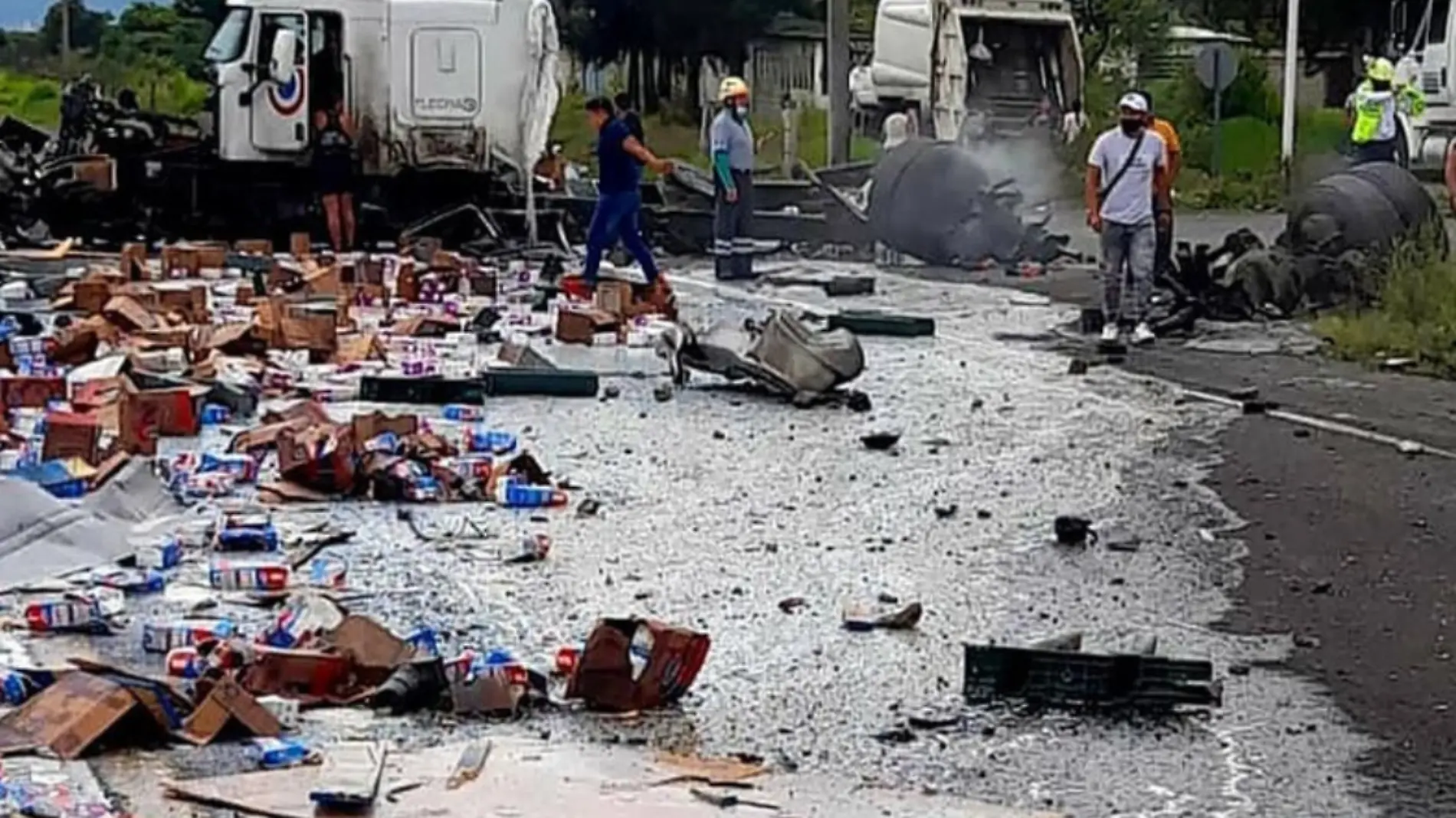 Vuelva tráiler con cajas de leche en la Veracruz Puebla y hay rapiña